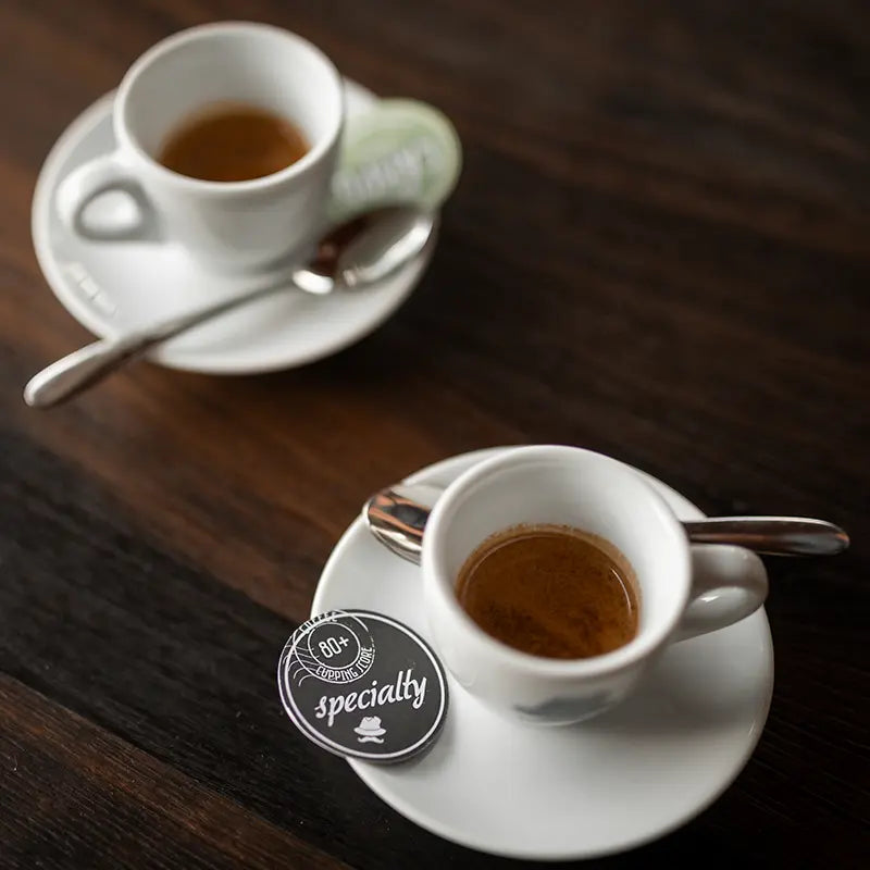 Kuntrawant Specialty Espresso mit 80+ Cupping-Score Etikett in zwei Tassen
