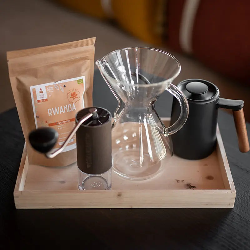 Kuntrawant Rwanda Kaffee mit Handmühle, Chemex und Wasserkessel auf Tablett