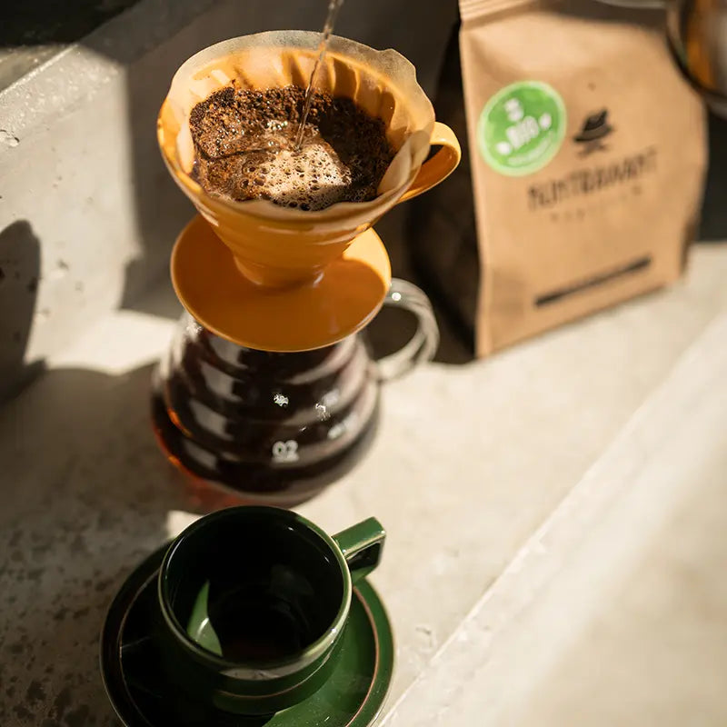 Frisch aufgebrühter Filterkaffee in Chemex mit Schaumkrone im Papierfilter