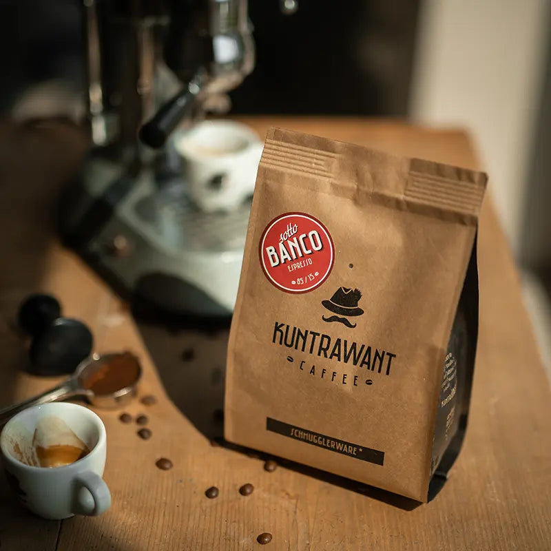 Kuntrawant Caffee Sotto Banco Espresso in brauner Kaffeetüte neben Siebträger